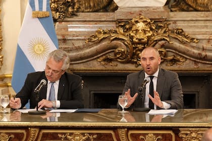 El presidente Alberto Fernández y el ministro de Economía, Martín Guzmán, durante los anuncios de ayer: está en análisis un nuevo impuesto a la "renta inesperada"