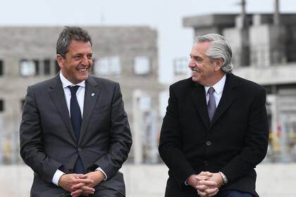 El presidente Alberto Fernández y el ministro de Economía y candidato de Unión por la Patria (UxP), Sergio Massa, hoy en Dock Sud