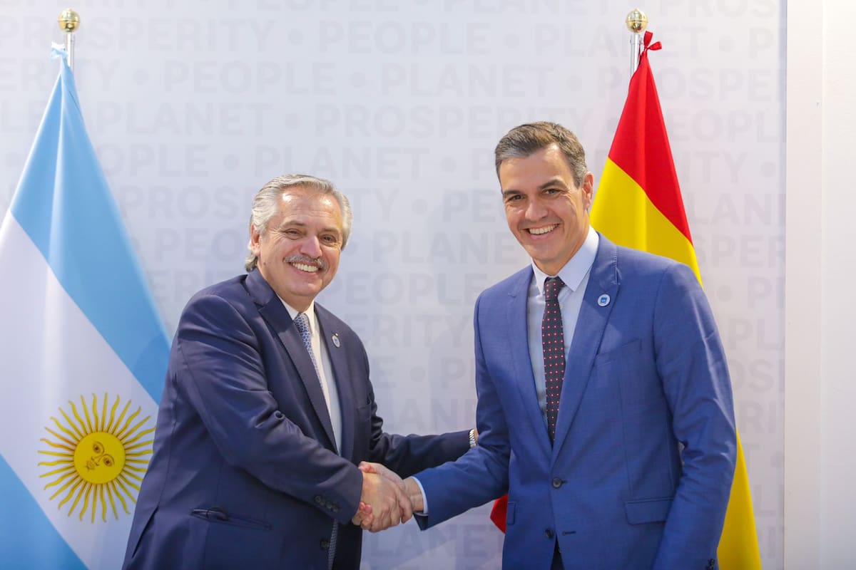 El presidente Alberto Fernandez y el primer ministro español Pedro Sanchez