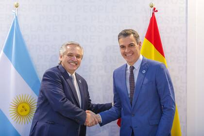 El presidente Alberto Fernandez y el primer ministro español Pedro Sanchez
