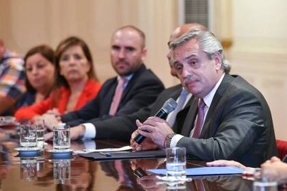 El presidente Alberto Fernández y el renunciante ministro Martín Guzmán, entre otros funcionarios del Gobierno
