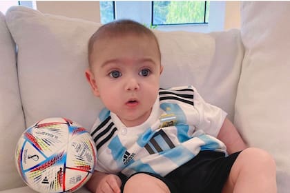 El presidente Alberto Fernández y Fabiola Yañez compartieron una foto de su hijo Francisco con la camiseta de la Argentina