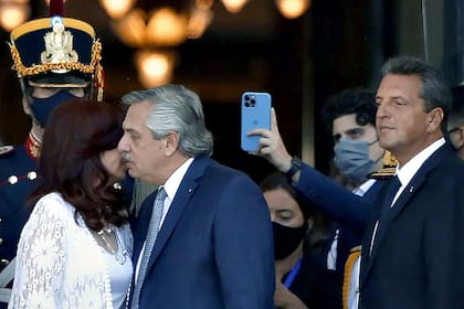 El presidente Alberto Fernández y la vicepresidenta Cristina Fernández de Kirchner saludan en la puerta del Congreso luego de concluida la apertura de la Asamblea Legislativa 2022