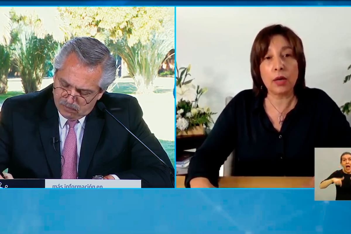 El presidente Alberto Fernández y la gobernadora de Río Negro, Arabela Carreras durante la conferencia de prensa de este viernes 17 de julio de 2020