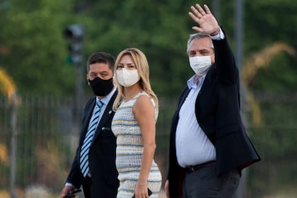 El presidente Alberto Fernández y la primera Dama Fabiola Yáñez se retiran de Casa Rosada, rumbo al helicóptero presidencial que los llevará a la Quinta de Olivos, luego del acto en la CGT, por el 17 de octubre, Día de la Lealtad
