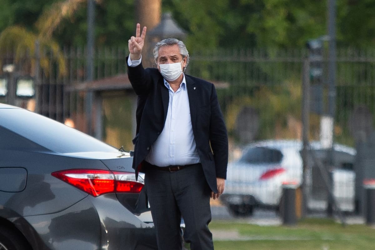 El presidente Alberto Fernández y la primera Dama Fabiola Yáñez se retiran de Casa Rosada, rumbo al helicóptero presidencial que los llevará a la Quinta de Olivos, luego del acto en la CGT, por el 17 de octubre, Día de la Lealtad