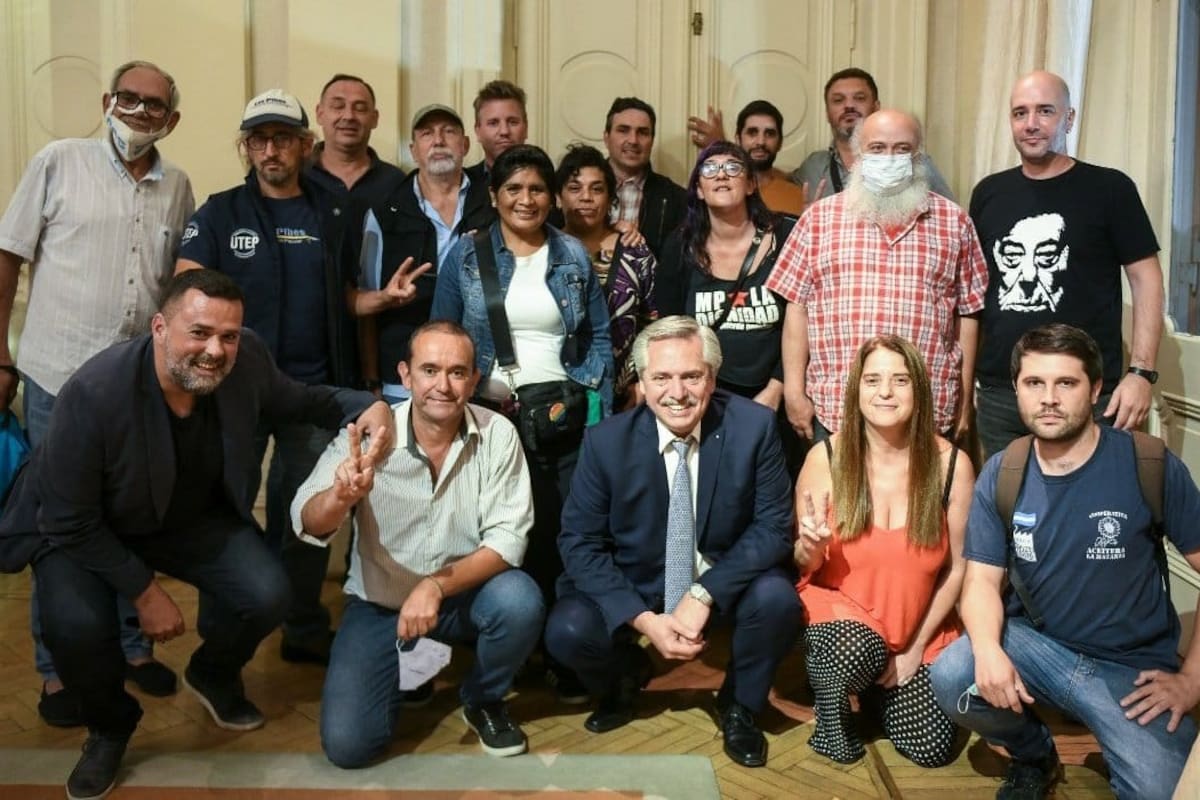 El presidente Alberto Fernández y los representantes de los movimientos sociales oficialistas a los que recibió el viernes para "venderles" el acuerdo con el FMI