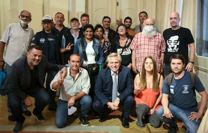 El presidente Alberto Fernández y los representantes de los movimientos sociales oficialistas, tras una reunión en diciembre de 2021