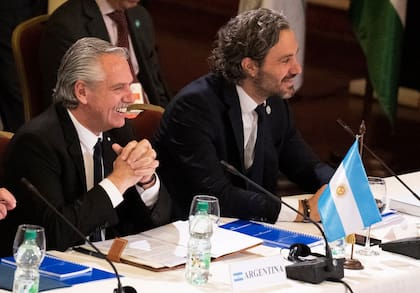 El presidente Alberto Fernández y su canciller, Santiago Cafiero (AP Photo/Matilde Campodonico)