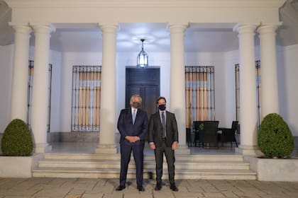 El presidente Alberto Fernández y su par uruguayo Luis Lacalle Pou anoche en la puerta del chalet de Olivos.
