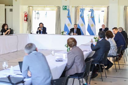 El Presidente analizó con especialistas los pasos a seguir con el aislamiento por el coronavirus