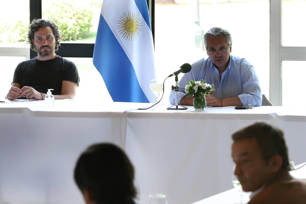 El presidente analizó con su equipo la extensión de la cuarentena y esta tarde se reúne con el consejo de expertos asesores