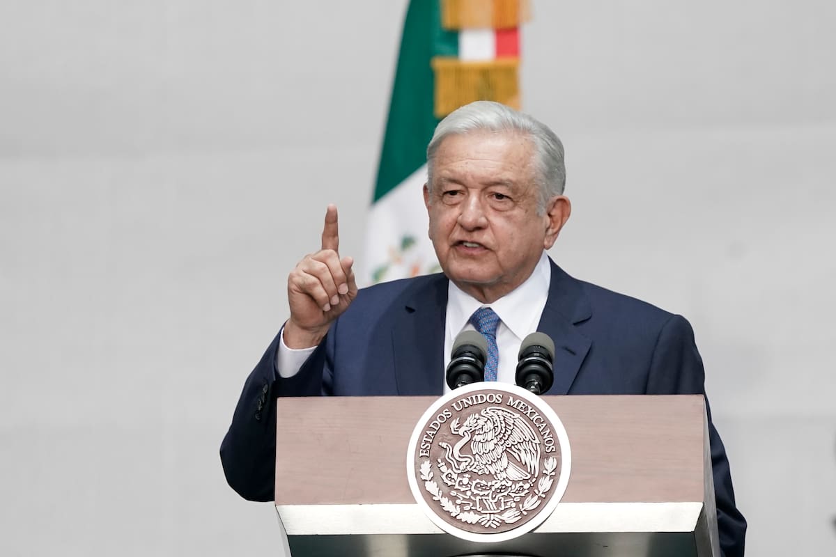 El presidente Andrés Manuel López Obrador habla durante un mitin para conmemorar su quinto aniversario en el cargo, el 1 de julio de 2023, en el Zócalo de la Ciudad de México. (AP Foto/Aurea Del Rosario, archivo)
