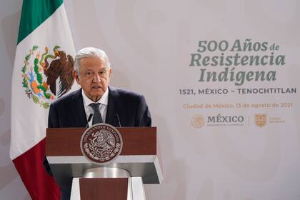 El presidente Andrés Manuel López Obrador habla el viernes 13 de agosto de 2021 en una ceremonia para conmemorar el 500mo aniversario de la caída de Tenochtitlan, la capital del imperio azteca, en el Zócalo, la plaza principal de la Ciudad de México. (AP Foto/Eduardo Verdugo)