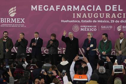 El presidente Andrés Manuel López Obrador saluda a sus simpatizantes al llegar a la "megafarmacia" en Huehuetoca, Mexico, (AP/Fernando Llano)