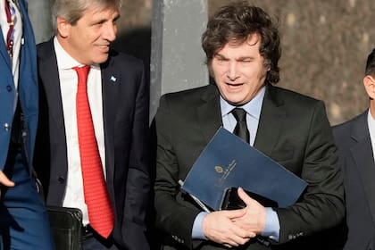 El presidente argentino Javier Milei, a la derecha, y su ministro de Economía, Luis Caputo, ingresan al Ministerio de Economía después de una reunión con el secretario del Tesoro de Estados Unidos, Scott Bessent, en Buenos Aires, Argentina, el lunes 14 de abril de 2025. (AP Foto/Natacha Pisarenko)