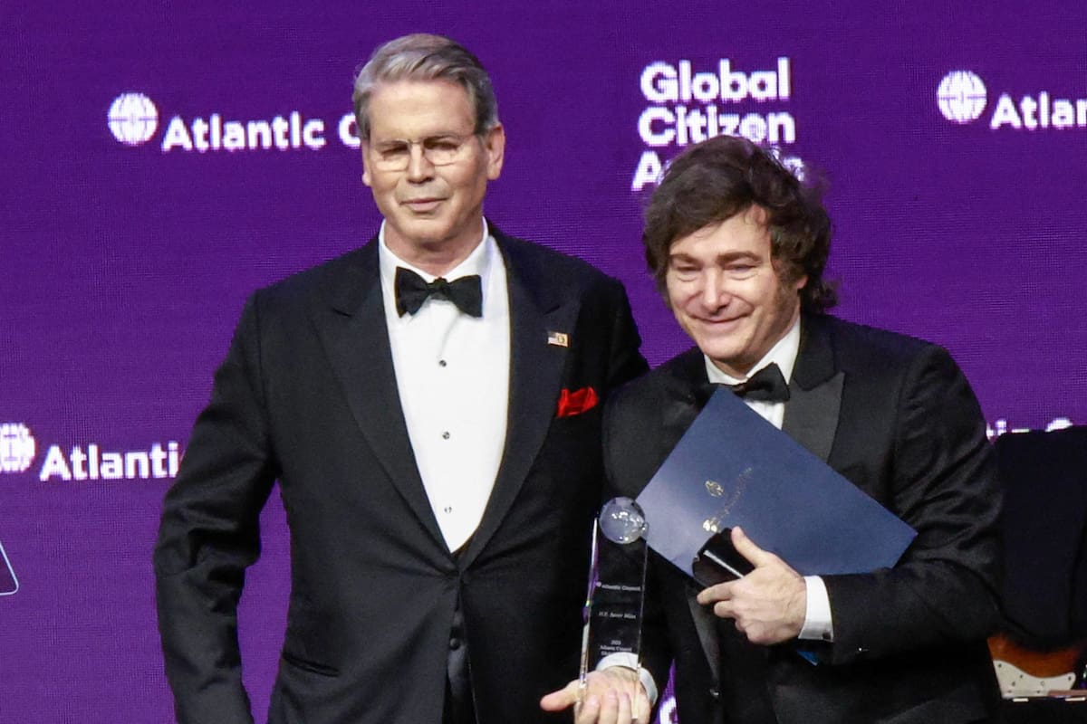 El presidente argentino Javier Milei (derecha) recibe el Premio Ciudadano Global 2025 del Consejo Atlántico de manos del secretario del Tesoro de Estados Unidos, Scott Bessent, durante la ceremonia de entrega de los Premios Ciudadanos Globales del Consejo Atlántico 2025, en el marco de la Asamblea General de las Naciones Unidas en Nueva York, el 24 de septiembre de 2025.