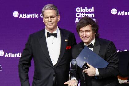 El presidente argentino Javier Milei (derecha) recibe el Premio Ciudadano Global 2025 del Consejo Atlántico de manos del secretario del Tesoro de Estados Unidos, Scott Bessent, durante la ceremonia de entrega de los Premios Ciudadanos Globales del Consejo Atlántico 2025, en el marco de la Asamblea General de las Naciones Unidas en Nueva York, el 24 de septiembre de 2025.