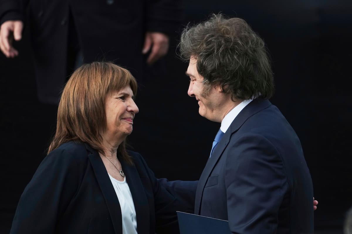 El presidente argentino Javier Milei (derecha) conversa con su ministra de Seguridad, Patricia Bullrich, durante una ceremonia en la sede de la Policía Federal en Buenos Aires, Argentina, el martes 17 de junio de 2025. (Foto AP/Rodrigo Abd)