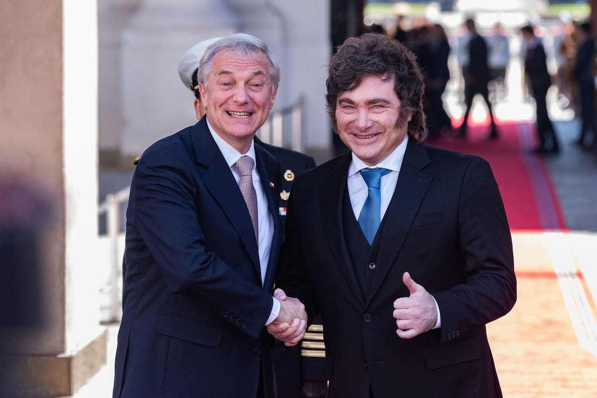 El presidente argentino Javier Milei es recibido por su par chileno, José Antonio Kast, en el Palacio de La Moneda