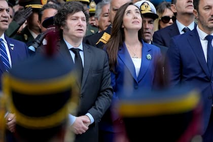 El presidente argentino Javier Milei, izquierda, y su vicepresidenta Victoria Villarruel asisten a la ceremonia oficial que conmemora el 42º aniversario de la Guerra de las Malvinas