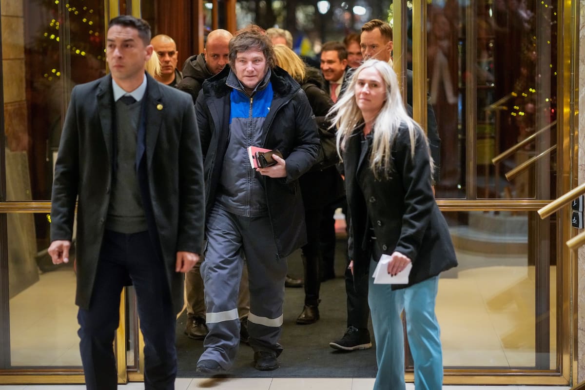 El presidente argentino Javier Milei llega al Grand Hotel de Oslo el martes 9 de diciembre de 2025, un día antes de la ceremonia de entrega del Premio Nobel de la Paz, otorgado este año a la líder opositora venezolana María Corina Machado. (Cornelius Poppe/NTB Scanpix vía AP)