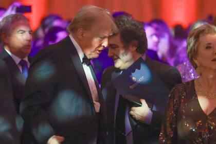 El presidente argentino Javier Milei pasa junto al presidente electo de Estados Unidos, Donald Trump, mientras asisten a la Gala del America First Policy Institute celebrada en Mar-a-Lago el 14 de noviembre de 2024 en Palm Beach, Florida.