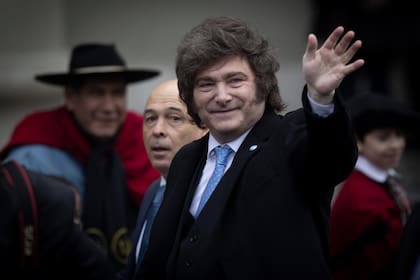 El presidente argentino, Javier Milei, saluda previo a ingresar a la Catedral Metropolitana para asistir a un Tedeum ayer, 25 de mayo
