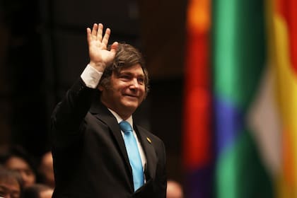 El presidente argentino Javier Milei saluda durante la ceremonia de juramentación del presidente boliviano Rodrigo Paz en La Paz, Bolivia
