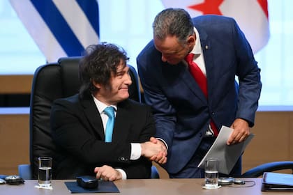 El presidente argentino Javier Milei saluda a su par de Uruguay, Yamandu Orsi