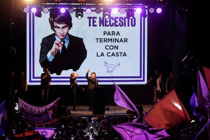 El presidente argentino Javier Milei saluda a sus simpatizantes durante un evento en Buenos Aires, el sábado 28 de septiembre de 2024. (AP Foto/Natacha Pisarenko)