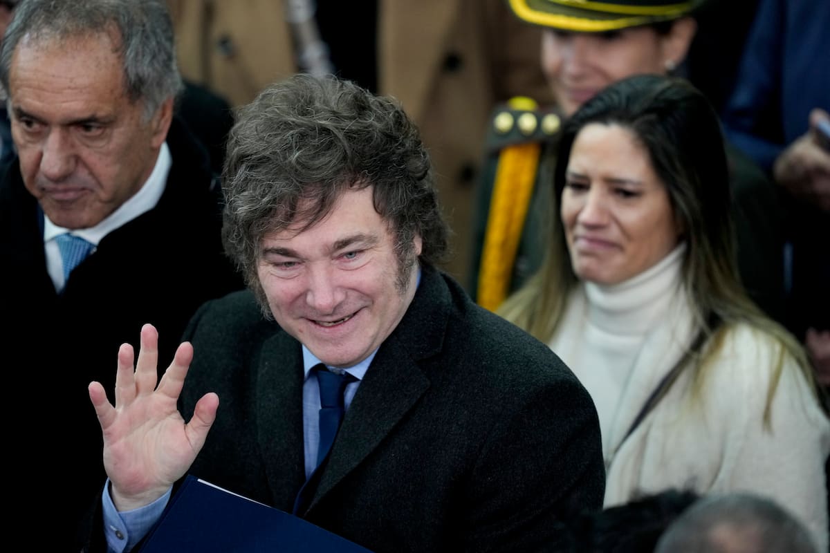 El presidente argentino Javier Milei saluda al salir de una ceremonia el viernes 5 de julio de 2024, en Buenos Aires, tras homenajear a los atletas que competirán en los Juegos Olímpicos de París. (AP Foto/Natacha Pisarenko)