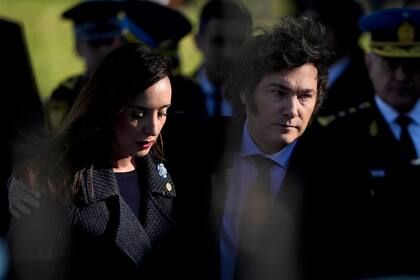 El presidente argentino Javier Milei y la vicepresidenta Victoria Villarruel en una ceremonia policial en honor a los oficiales caídos en Buenos Aires