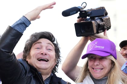El presidente argentino Javier Milei y su hermana, la Secretaria General de la Presidencia, Karina Milei. (AP Foto/Natacha Pisarenko)