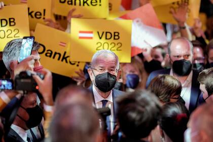 El presidente austriaco Alexander Van der Bellen celebra con simpatizantes tras escuchar los primeros resultados de las elecciones, el domingo 9 de octubre de 2022, en Viena, Austria. (AP Foto/Markus Schreiber)