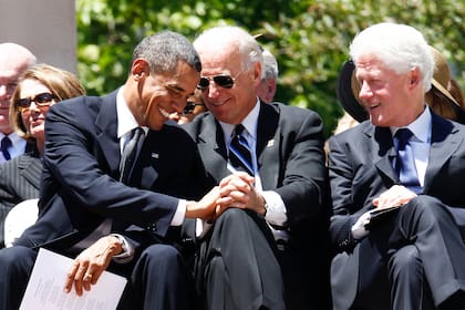 El presidente Barack Obama, el vicepresidente Joe Biden y el expresidente Bill Clinton asisten a un servicio en memoria del senador Robert Byrd, 2 de julio de 2010, en el Capitolio de Virginia Occidental