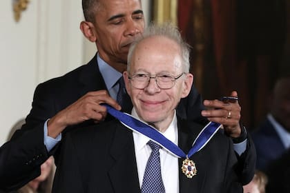 El presidente Barack Obama entregando la Medalla Presidencial de la Libertad a Garwin en 2016