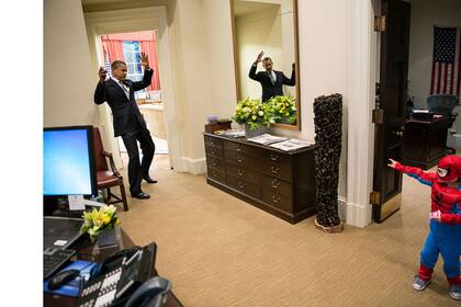 El presidente Barack Obama juega con Nicholas Tamarin de 3 años, disfrazado de Spider-Man, en su oficina de la Casa Blanca, el 26 de octubre 2012