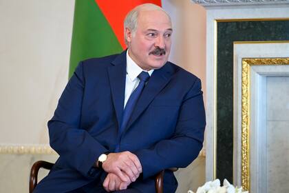 El presidente bielorruso Alexander Lukashenko escucha al presidente ruso Vladimir Putin durante su reunión en San Petersburgo, Rusia, el martes, 13 de julio del 2021. (Alexei Nikolsky, Sputnik, Kremlin Pool Foto vía AP)