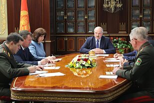 El presidente bielorruso, Alexander Lukashenko, preside una reunión urgente del Consejo de Seguridad tras la detención de presuntos mercenarios rusos