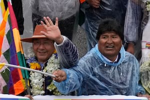 El presidente boliviano, Luis Arce, a la izquierda, y el exmandatario Evo Morales participan en una marcha en El Alto, Bolivia, el 29 de noviembre de 2021.