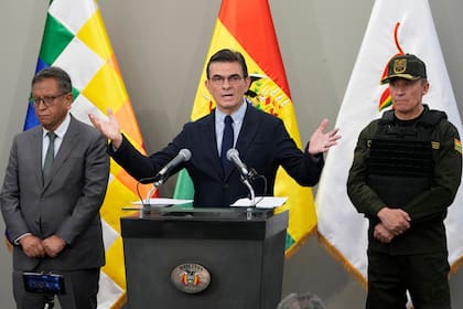 El presidente boliviano Rodrigo Paz habla sobre la captura de Sebastián Marset, acompañado por el ministro de Gobierno, Marco Antonio Oviedo, a la izquierda, y el comandante general de la Policía Nacional, Mirko Sokol