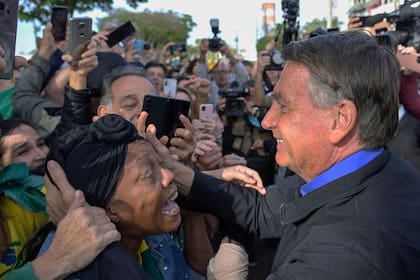 El presidente Bolsonaro saluda a simpatizantes en el aeropuerto de Serrinha, en Juiz de Fora, Minas Gerais