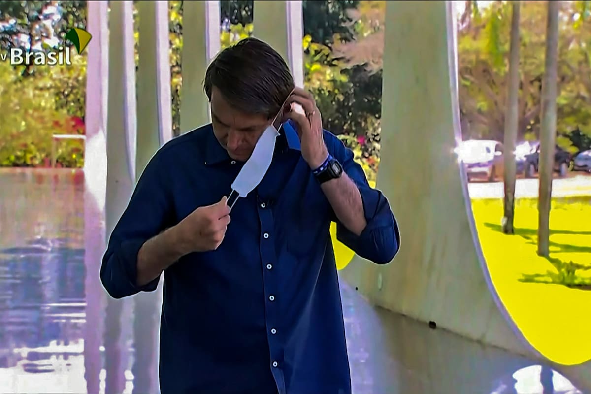 El presidente brasileño ayer, cuando anunció que tenía coronavirus