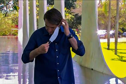 El presidente brasileño ayer, cuando anunció que tenía coronavirus