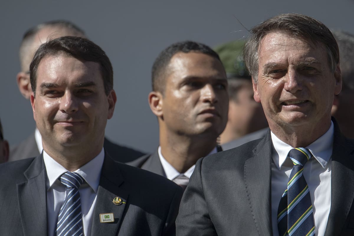 El presidente brasileño Jair Bolsonaro (derecha) y su hijo Flavio asisten a una ceremonia por el 130 aniversario de la Escuela Militar de Río de Janeiro, el 6 de mayo de 2019