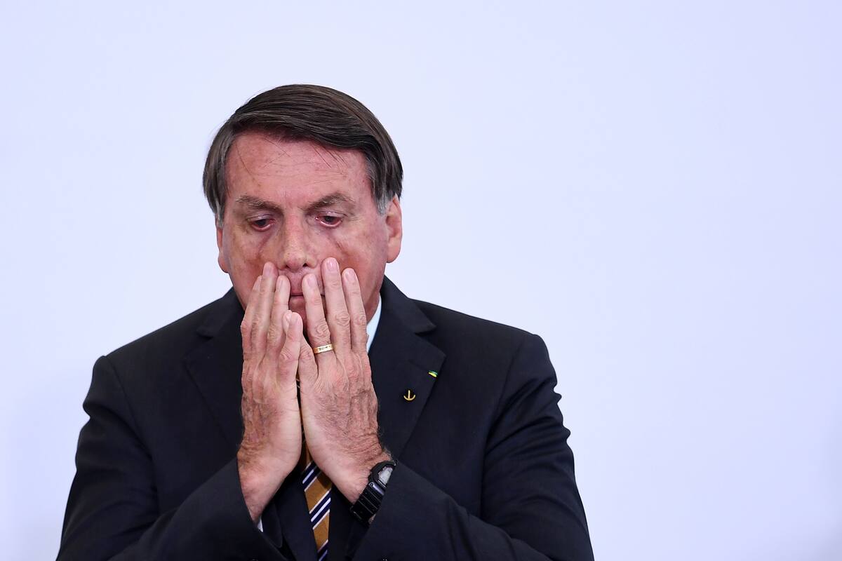 El presidente brasileño, Jair Bolsonaro, gesticula durante el lanzamiento de un programa para la reanudación del turismo, un sector severamente afectado por el nuevo brote de coronavirus, en el Palacio Planalto de Brasilia, el 10 de noviembre de 2020