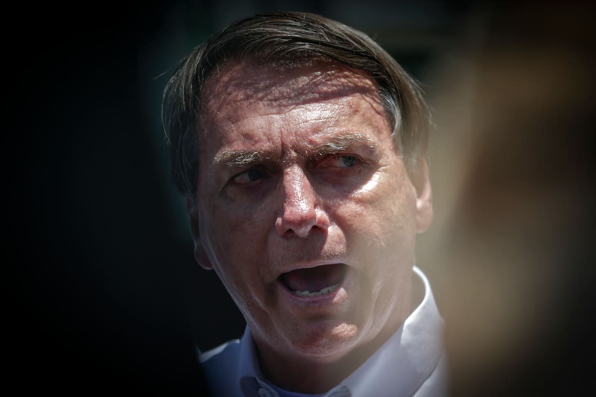 El presidente brasileño, Jair Bolsonaro, habla con la prensa luego de votar durante la segunda vuelta de las elecciones municipales en la Escuela Municipal Rosa da Fonseca, en la Villa Militar, Río de Janeiro, Brasil, el 29 de noviembre de 2020