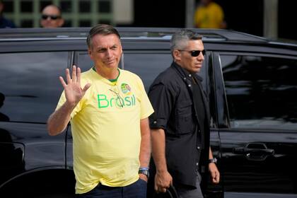 El presidente brasileño Jair Bolsonaro saluda a su llegada para votar el 30 de octubre de 2022, en Río de Janeiro. (Foto AP/Silvia Izquierdo)