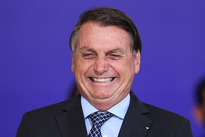 El presidente brasileño, Jair Bolsonaro, se ríe durante el lanzamiento del programa de ayuda de la Alianza para el Voluntariado en el Palacio Planalto de Brasilia, el 9 de noviembre de 2020